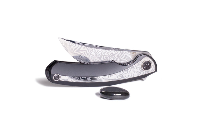 BESTECH SAMBAC BT2402E 3.62 Zoll Damasteel Blade Titanium Damasteel Inlay Handle. Besonderheiten: Flipper, kugelgelagert (Keramik), Klingenstahl: Damasteel, spiegelpolierte Klinge, Griffschalen aus Titan. Limitiertes Premium-Modell. BESTECH SAMBAC BT2402E 3.62 inch Damasteel Blade Titanium Damasteel Inlay Handle. Special features: Flipper, ball bearing (ceramic), blade steel: Damasteel, mirror polished blade, titanium handle scales. Limited premium model.