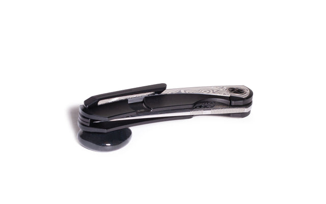 BESTECH SAMBAC BT2402E 3.62 Zoll Damasteel Blade Titanium Damasteel Inlay Handle. Besonderheiten: Flipper, kugelgelagert (Keramik), Klingenstahl: Damasteel, spiegelpolierte Klinge, Griffschalen aus Titan. Limitiertes Premium-Modell. BESTECH SAMBAC BT2402E 3.62 inch Damasteel Blade Titanium Damasteel Inlay Handle. Special features: Flipper, ball bearing (ceramic), blade steel: Damasteel, mirror polished blade, titanium handle scales. Limited premium model.
