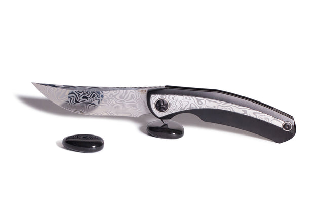 BESTECH SAMBAC BT2402E 3.62 Zoll Damasteel Blade Titanium Damasteel Inlay Handle. Besonderheiten: Flipper, kugelgelagert (Keramik), Klingenstahl: Damasteel, spiegelpolierte Klinge, Griffschalen aus Titan. Limitiertes Premium-Modell. BESTECH SAMBAC BT2402E 3.62 inch Damasteel Blade Titanium Damasteel Inlay Handle. Special features: Flipper, ball bearing (ceramic), blade steel: Damasteel, mirror polished blade, titanium handle scales. Limited premium model.
