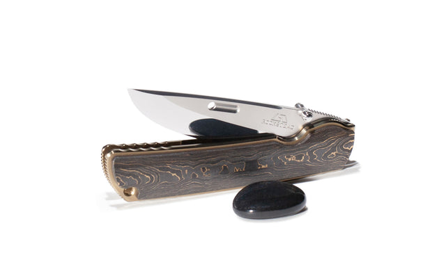 Das ROCKSTEAD HIGO II X-FCF-ZDP (CG)(Camo Gold) ist ein solide konstruiertes, sehr robustes Mehrzweckmesser. Die Größe der HIGO Modelle verspricht eine gute Handhabbarkeit auch bei anspruchsvolleren Schneidearbeiten. Die Klingenlänge von immerhin 90mm macht es zu einem idealen Begleiter beim Angeln, Camping oder bei der Jagd.