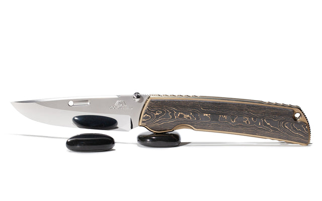 Das ROCKSTEAD HIGO II X-FCF-ZDP (CG)(Camo Gold) ist ein solide konstruiertes, sehr robustes Mehrzweckmesser. Die Größe der HIGO Modelle verspricht eine gute Handhabbarkeit auch bei anspruchsvolleren Schneidearbeiten. Die Klingenlänge von immerhin 90mm macht es zu einem idealen Begleiter beim Angeln, Camping oder bei der Jagd.