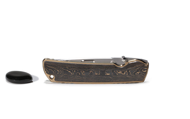 Das ROCKSTEAD HIGO II X-FCF-ZDP (CG)(Camo Gold) ist ein solide konstruiertes, sehr robustes Mehrzweckmesser. Die Größe der HIGO Modelle verspricht eine gute Handhabbarkeit auch bei anspruchsvolleren Schneidearbeiten. Die Klingenlänge von immerhin 90mm macht es zu einem idealen Begleiter beim Angeln, Camping oder bei der Jagd.