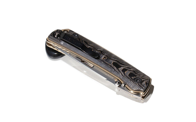 Das ROCKSTEAD HIGO II X-FCF-ZDP (CG)(Camo Gold) ist ein solide konstruiertes, sehr robustes Mehrzweckmesser. Die Größe der HIGO Modelle verspricht eine gute Handhabbarkeit auch bei anspruchsvolleren Schneidearbeiten. Die Klingenlänge von immerhin 90mm macht es zu einem idealen Begleiter beim Angeln, Camping oder bei der Jagd.