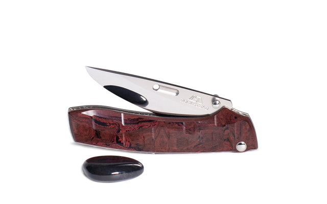 Deutsch: Japanisches Gentleman Messer (Taschenmesser). ROCKSTEAD RIN-ZDP. Besondere Eigenschaften: Versenkbarer Clip, Klingenstahl ZDP-189, extrem scharf, Griff aus ergonomisch geformten Ebonit, Button Lock. English: Japanese gentleman's knife (pocket knife). ROCKSTEAD RIN-ZDP. Special features: Retractable clip, blade steel ZDP-189, extremely sharp, handle made of ergonomically shaped ebonite, button lock.