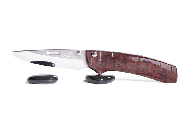 Deutsch: Japanisches Gentleman Messer (Taschenmesser). ROCKSTEAD RIN-ZDP. Besondere Eigenschaften: Versenkbarer Clip, Klingenstahl ZDP-189, extrem scharf, Griff aus ergonomisch geformten Ebonit, Button Lock. English: Japanese gentleman's knife (pocket knife). ROCKSTEAD RIN-ZDP. Special features: Retractable clip, blade steel ZDP-189, extremely sharp, handle made of ergonomically shaped ebonite, button lock.