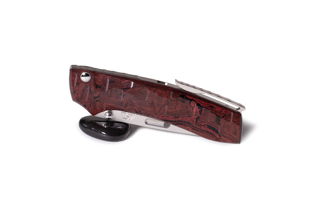 Deutsch: Japanisches Gentleman Messer (Taschenmesser). ROCKSTEAD RIN-ZDP. Besondere Eigenschaften: Versenkbarer Clip, Klingenstahl ZDP-189, extrem scharf, Griff aus ergonomisch geformten Ebonit, Button Lock. English: Japanese gentleman's knife (pocket knife). ROCKSTEAD RIN-ZDP. Special features: Retractable clip, blade steel ZDP-189, extremely sharp, handle made of ergonomically shaped ebonite, button lock.