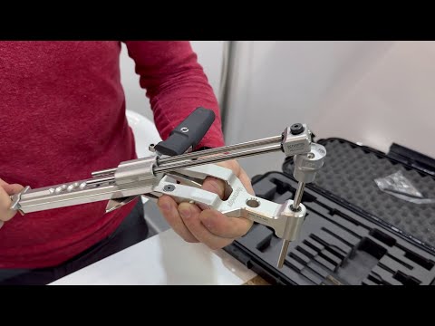 KMFS Vantaedge Integralschärfsystem (KMFS Vantaedge integral sharpening system). Dieses Schärfsystem ist das erste in der Welt, das den Effekt der erhabenen Facette an der Messerspitze vollständig eliminiert und ein absolut präzises, wiederholtes Schärfen des Messers ermöglicht, ohne dass die Einspannposition des Messers wiederholt werden muss.