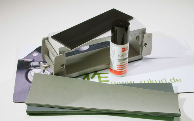 zukuri Z.2.1 Schärfsystem für Messer ermöglicht das Schärfen konvexer Messerklingen; zukuri Z.2.1 Sharpening system for knives enables the sharpening of convex knife blades. zukuri Z.2.1 sharpening system Z.2.1 Sharpening tool Sharpening knives Schärftool Schärfsystem Messerschärfer Messer schärfen knife sharpening.