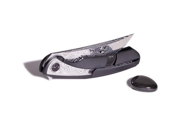 BESTECH SAMBAC BT2402E 3.62 Zoll Damasteel Blade Titanium Damasteel Inlay Handle. Besonderheiten: Flipper, kugelgelagert (Keramik), Klingenstahl: Damasteel, spiegelpolierte Klinge, Griffschalen aus Titan. Limitiertes Premium-Modell. BESTECH SAMBAC BT2402E 3.62 inch Damasteel Blade Titanium Damasteel Inlay Handle. Special features: Flipper, ball bearing (ceramic), blade steel: Damasteel, mirror polished blade, titanium handle scales. Limited premium model.