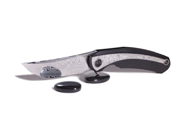 BESTECH SAMBAC BT2402E 3.62 Zoll Damasteel Blade Titanium Damasteel Inlay Handle. Besonderheiten: Flipper, kugelgelagert (Keramik), Klingenstahl: Damasteel, spiegelpolierte Klinge, Griffschalen aus Titan. Limitiertes Premium-Modell. BESTECH SAMBAC BT2402E 3.62 inch Damasteel Blade Titanium Damasteel Inlay Handle. Special features: Flipper, ball bearing (ceramic), blade steel: Damasteel, mirror polished blade, titanium handle scales. Limited premium model.